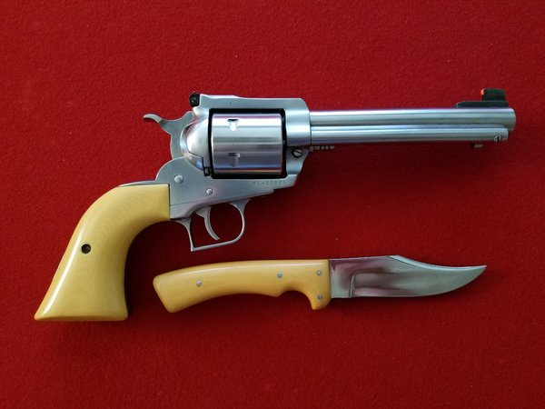 Ruger Custom Super Blackhawk and Knife #3.jpg